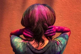 How To Get Paint Out of Hair? 6 Easy Solutions To Follow