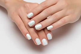 10 Elegant Short White Nails That Go With Any Outfit
