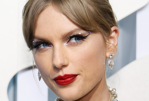 Unveiling Taylor Swift's Go-To Eyeliner For The Perfect Cat Eye