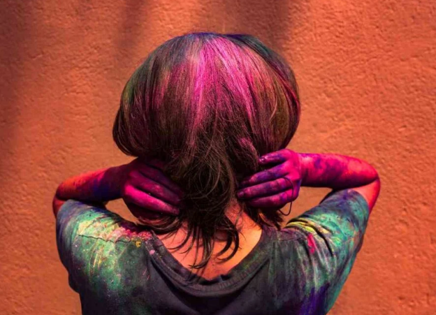 How To Get Paint Out of Hair? 6 Easy Solutions To Follow